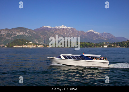 Ausflugsschiff Kreuzung Comer See von Bellagio in der Frühlingssonne, Lombardei, italienische Seen, Italien, Europa Stockfoto