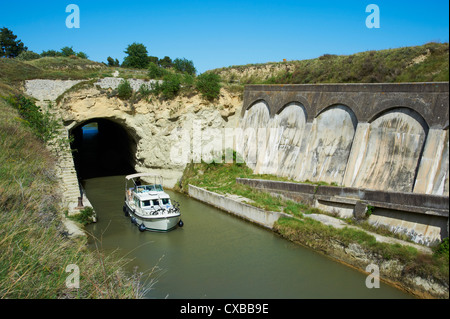 Tunnel von Malpas, Navigation und Bootsfahrt auf dem Canal du Midi, UNESCO-Weltkulturerbe, Herault, Languedoc Roussillon, Frankreich Stockfoto