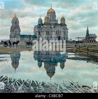 Kolorierte Ansicht der Kathedrale unserer Lieben Frau von Kasan, Irkutsk, Sibirien, Russland, 1901. Eine Spiegelung der Kathedrale ist in einer großen Pfütze im Vordergrund zu sehen. Die Kathedrale wurde 1932 zerstört. (Foto von Burton Holmes) Stockfoto