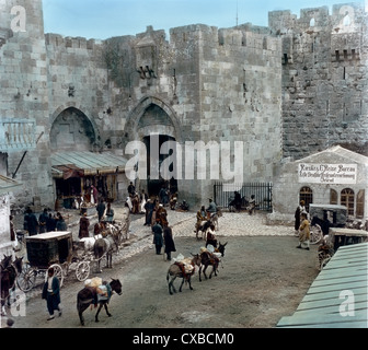 Kolorierte Ansicht einer Straßenszene neben dem Jaffa-Tor, Jerusalem, Palästina, 1920. (Foto von Burton Holmes) Stockfoto