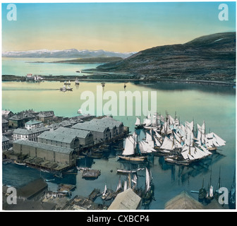 Kolorierte Ansicht des Hafens und der Uferpromenade von Hammerfest, Norwegen, 1909. (Foto von Burton Holmes) Stockfoto
