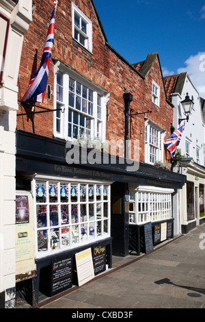 Die älteste Apotheke und Lavendel Tee Zimmer, Knaresborough, North Yorkshire, Yorkshire, England, Vereinigtes Königreich, Europa Stockfoto