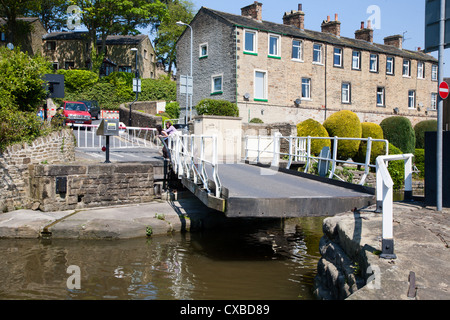 Arbeiten eine Drehbrücke auf der Leeds and Liverpool Canal in Skipton, North Yorkshire, Yorkshire, England, Vereinigtes Königreich, Europa Stockfoto