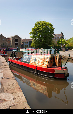 Narrowboat Reise auf die Federn Zweigstelle in Skipton, North Yorkshire, England, Vereinigtes Königreich, Europa Stockfoto