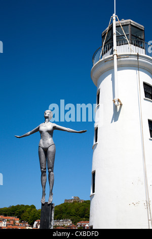 Das Tauchen Belle Skulptur und den Leuchtturm auf Vincents Pier, Scarborough, North Yorkshire, Yorkshire, England, Vereinigtes Königreich Stockfoto