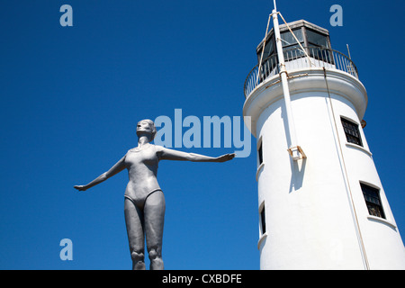 Das Tauchen Belle Skulptur und den Leuchtturm auf Vincents Pier, Scarborough, North Yorkshire, Yorkshire, England, Vereinigtes Königreich Stockfoto