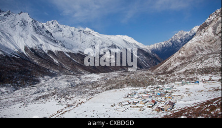 Dorf von Kyanjin Gompa mit schneebedeckten Bergen im Langtang-Tal in der Ferne, Nepal Stockfoto