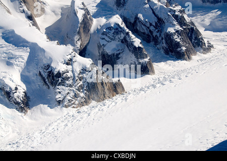 Der Denali Nationalpark in Alaska bietet schöne Berg- und Gletscher-Landschaften aus der Luft. Stockfoto