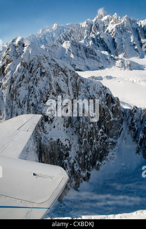 Der Denali Nationalpark in Alaska bietet schöne Berg- und Gletscher-Landschaften aus der Luft. Stockfoto