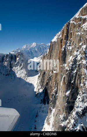 Der Denali Nationalpark in Alaska bietet schöne Berg- und Gletscher-Landschaften aus der Luft. Stockfoto