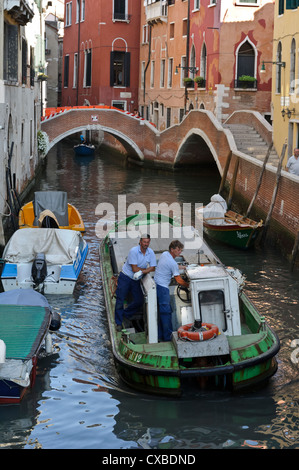 Venezianer am Arbeitsplatz, Venedig, Italien. Stockfoto