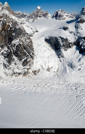 Der Denali Nationalpark in Alaska bietet schöne Berg- und Gletscher-Landschaften aus der Luft. Stockfoto