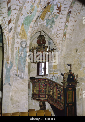 Kanzel und Wand Wandmalereien im 14. Jahrhundert Kirche des Heiligen Kreuzes, Hattula, Finnland Stockfoto