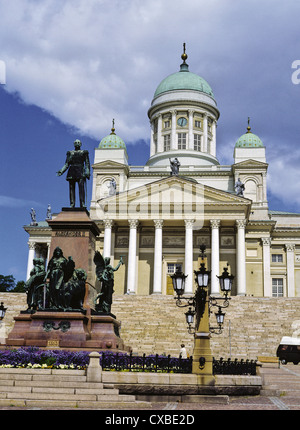 Statue des russischen Zaren Alexander II und der lutherischen Dom von Helsinki, Finnland Stockfoto