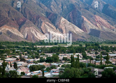 Blick über Maimara und Paleta del Pintor (Maler Palette) Berge, Quebrada de Humahuaca, Provinz Jujuy, Argentinien. Stockfoto