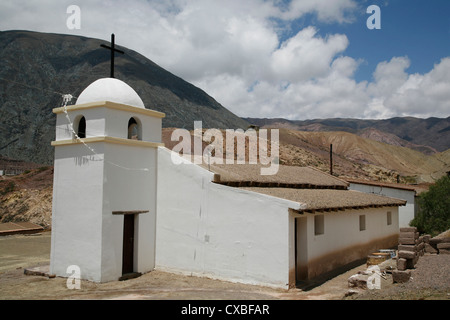 Eine Kirche in der Nähe von Purmamarca, Quebrada de Humahuaca, Provinz Jujuy, Argentinien. Stockfoto