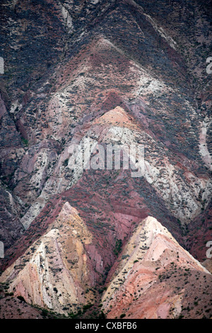 Blick über Maimara und Paleta del Pintor (Maler Palette) Berge, Quebrada de Humahuaca, Provinz Jujuy, Argentinien. Stockfoto