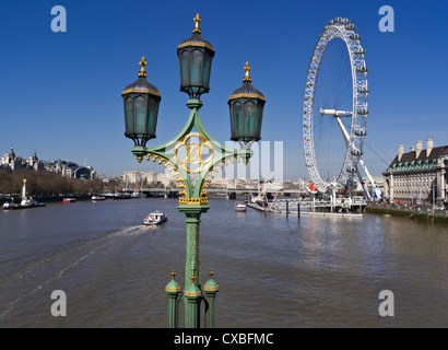 Verzierten historischen Laternen auf Westminster Bridge, London Eye und Sightseeing Ausflugsschiff River Thames Westminster London UK Stockfoto