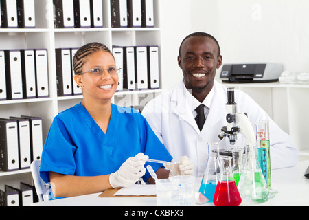 zwei afroamerikanische Laboranten arbeiten im Labor Stockfoto