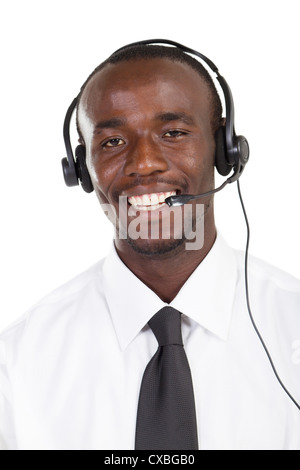 junge afrikanische amerikanische Call Center Berater mit Kopfhörer auf weiß Stockfoto