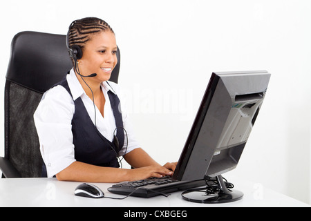 afrikanische amerikanische Kundenberater am Schreibtisch Stockfoto