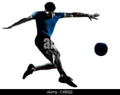 ein kaukasischer Mann fliegen treten spielen Fußball Fußball Spieler Silhouette Studio isoliert auf weißem Hintergrund Stockfoto