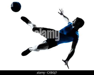 ein kaukasischer Mann fliegen treten spielen Fußball Fußball Spieler Silhouette Studio isoliert auf weißem Hintergrund Stockfoto