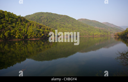 Phewa Tal, ein Süßwasser-See in Pokhara, umgeben von grünen Hügeln, Nepal Stockfoto