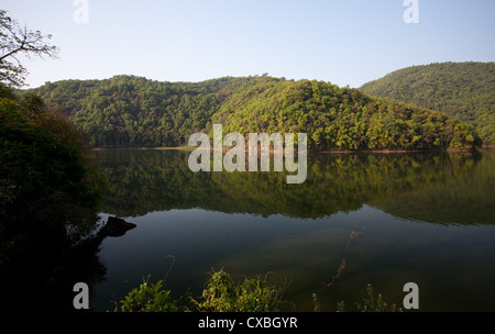 Phewa Tal, ein Süßwasser-See in Pokhara, umgeben von grünen Hügeln, Nepal Stockfoto