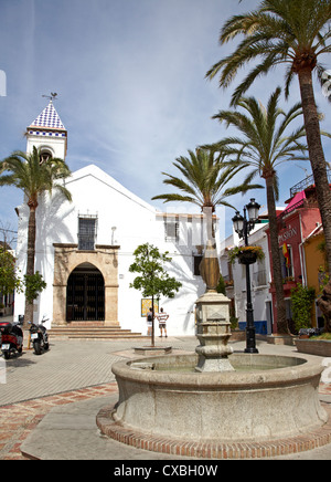 Traditionelle Kirche und Platz In der Altstadt von Marbella Spanien Stockfoto