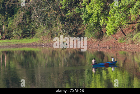 Männer in einem Ruderboot am Phewa Tal, ein Süßwasser-See in Pokhara, Nepal Stockfoto