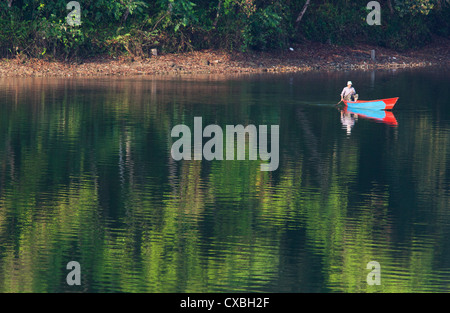 Mann in einem Ruderboot am Phewa Tal, ein Süßwasser-See in Pokhara, Nepal Stockfoto