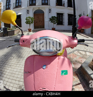 Rosa Vespa-Roller In der Altstadt von Marbella Spanien Stockfoto