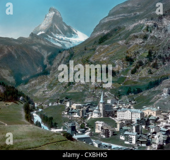 Eingefärbter Blick auf das Matterhorn über dem Dorf Zermatt, eingebettet in das Matter Valley, Schweiz, 1904. (Foto von Burton Holmes) Stockfoto