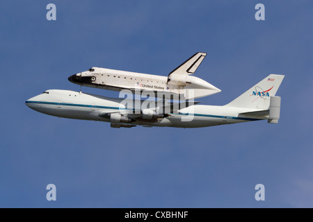 Space Shuttle Endeavour reitet auf seiner 747 Escort während der Raumschiffe letzten Flug nach Süd-Kalifornien. Stockfoto