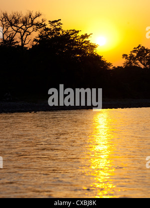 Sonnenuntergang über einem Fluss in Bardia Nationalpark, Nepal Stockfoto