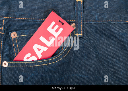 Red Sale-Tag in Tasche Blue Jeans Stockfoto