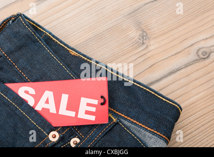 Red Sale-Tag in Tasche Blue Jeans Stockfoto