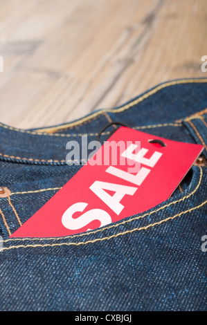 Red Sale-Tag in Tasche Blue Jeans Stockfoto