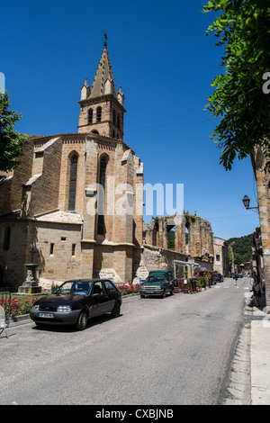 Eine Straße und Ruinen der Abtei Alet-le-Bains, Languedoc, Frankreich Stockfoto