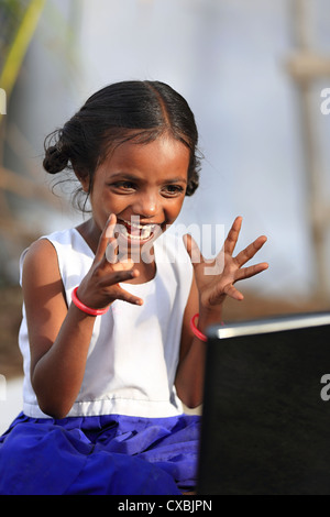 Indische Schulmädchen mit Laptop Andhra Pradesh in Indien Stockfoto