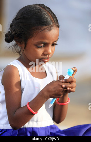 Indische Schulmädchen Dhanama mit neuen Kind Stift Andhra Pradesh in Indien Stockfoto