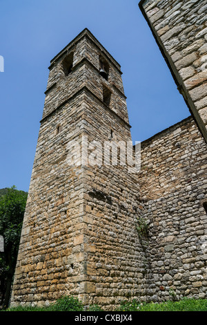 Glockenturm der romanischen Kirche Sant Feliu in Barruera, Vall de Boi, Katalonien, Spanien. Als UNESCO-Weltkulturerbe anerkannt. Stockfoto