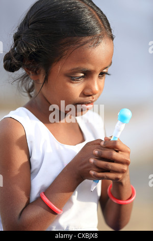 Indische Schulmädchen Dhanama mit neuen Kind Stift Andhra Pradesh in Indien Stockfoto