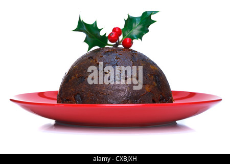 Foto von eine gedämpfte Christmas Pudding mit Holly an der Spitze isoliert auf einem weißen Hintergrund. Stockfoto