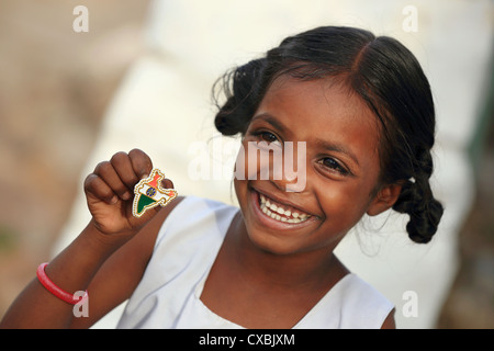 Indische Schulmädchen Dhanama mit wenig Indien Karte pins Andhra Pradesh in Indien Stockfoto