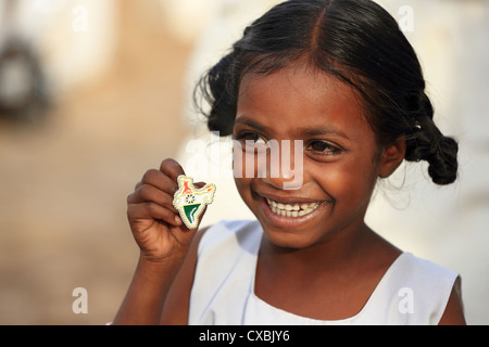 Indische Schulmädchen Dhanama mit wenig Indien Karte pins Andhra Pradesh in Indien Stockfoto