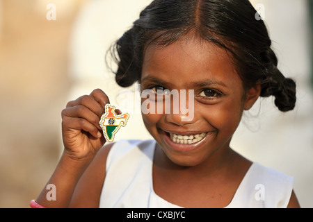 Indische Schulmädchen Dhanama mit wenig Indien Karte pins Andhra Pradesh in Indien Stockfoto