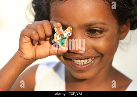 Indische Schulmädchen Dhanama mit wenig Indien Karte pins Andhra Pradesh in Indien Stockfoto