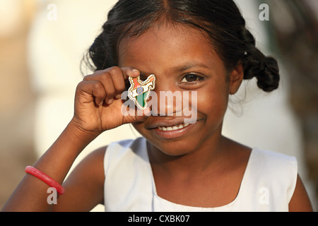 Indische Schulmädchen Dhanama mit wenig Indien Karte pins Andhra Pradesh in Indien Stockfoto